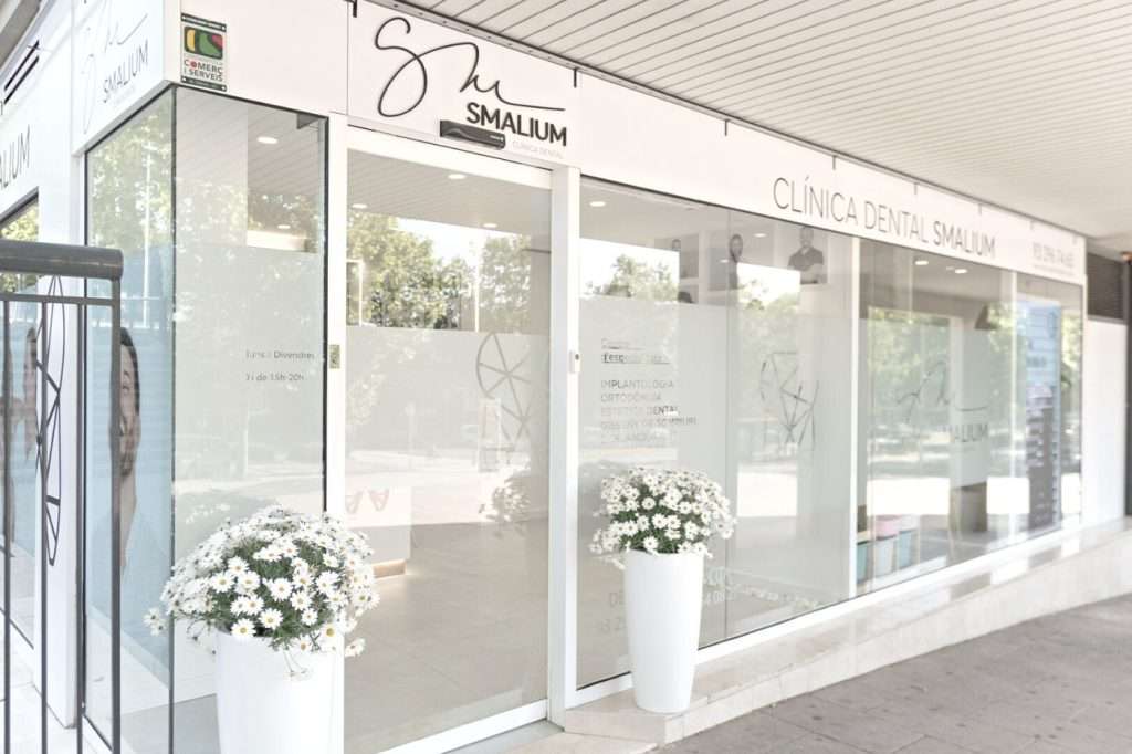 instalaciones-clinica-dental-cerdanyola-SMALIUM-fachada-principal